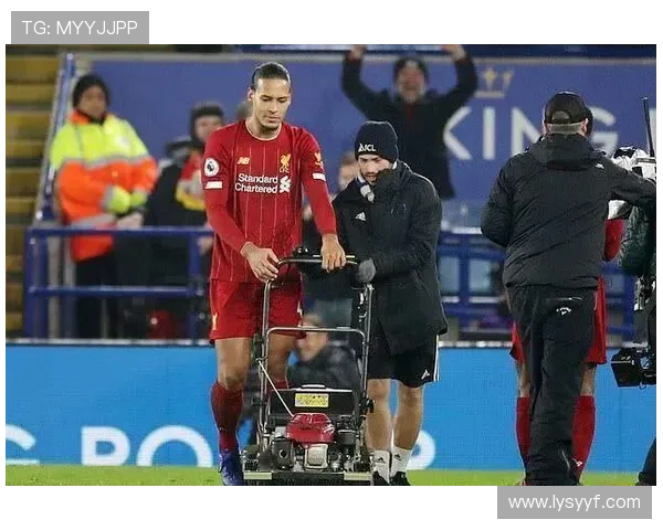 塞雷佐调侃草坪阿尔瓦雷斯抢镜